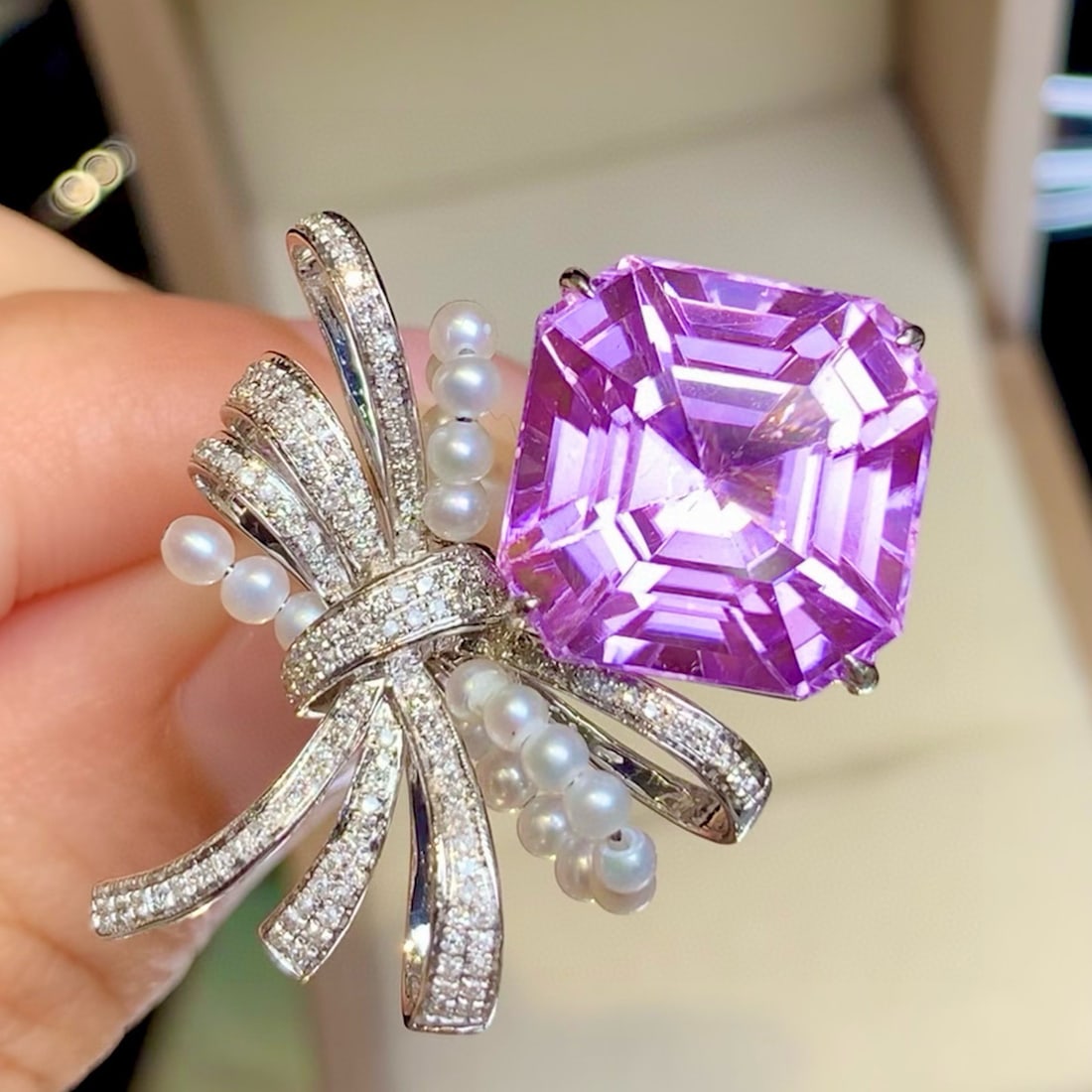 14k Gold 16.6 Ct Natural Kunzite & Diamond Ring: Ref:231044280 // gold content:14k gold // ring size:7. 25us // // main gemstone:kunzite // shape:octagonal // carat weight:16. 6ct // color:purple // treatment:natural // // adjacent gemstone 2 :