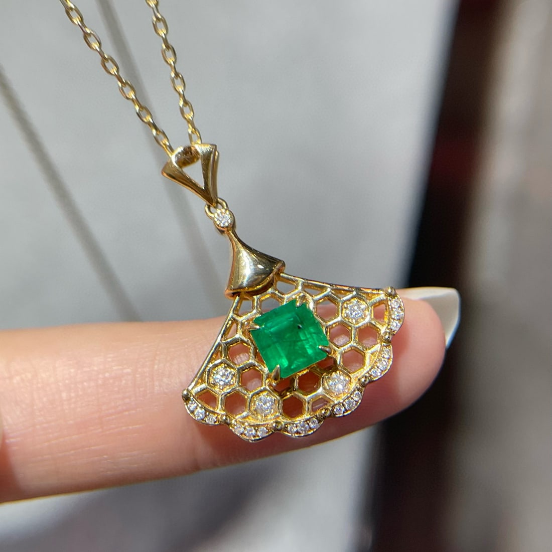 14k Gold 1 Ct Vivid Green Natural Emerald & Diamond Pendant( Without Chain ): Ref:231044321 // gold content:14k gold // main gemstone:emerald // shape:octagonal // carat weight:1ct // color:vivid green // treatment:natural // // adjacent gemstone 2 : diamond // shape:round //