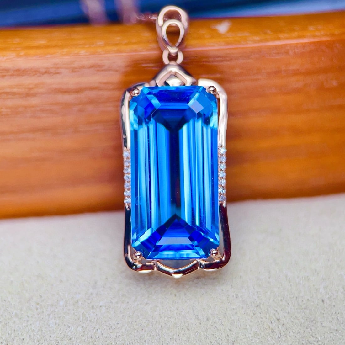 14k Gold 13.84 Ctw Natural Topaz & Diamond Pendant( Without Chain ): Ref:231044322 // gold content:14k gold // main gemstone:topaz // shape:octagonal // carat weight:13. 8ct // color:blue // treatment:natural // // adjacent gemstone 2 : diamond // number of stones:14