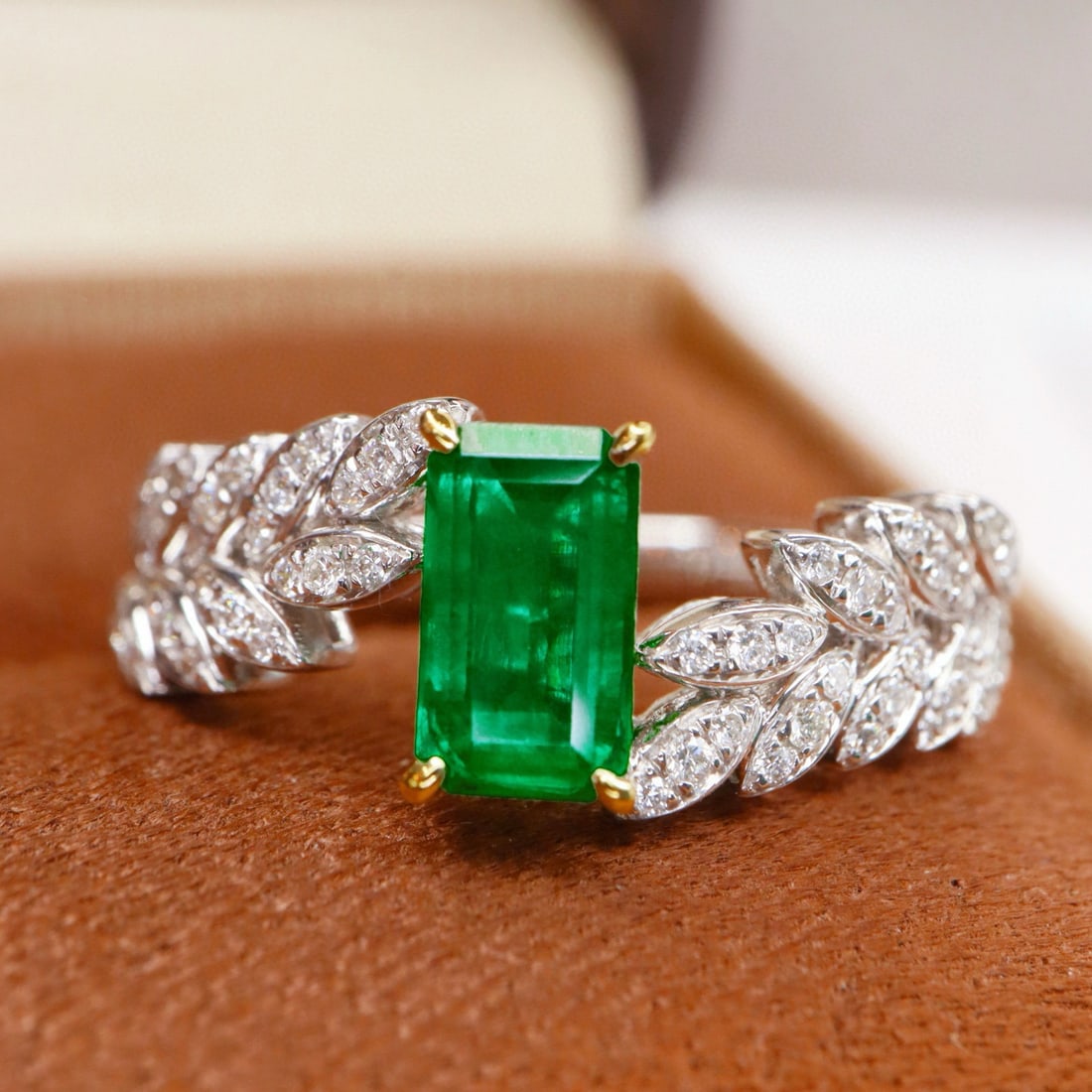 14k Gold 0.94 Ctw Vivid Green Natural Emerald & Diamond Ring - 4