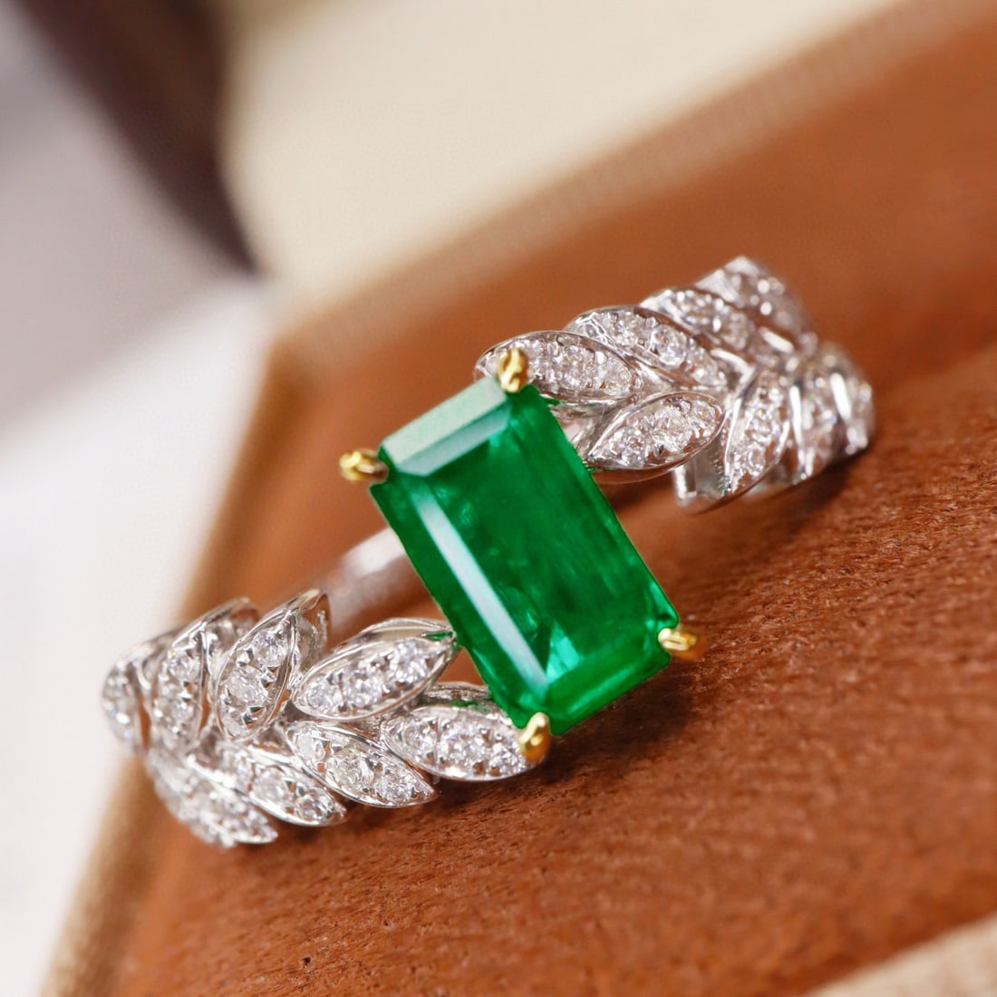 14k Gold 0.94 Ctw Vivid Green Natural Emerald & Diamond Ring - 5