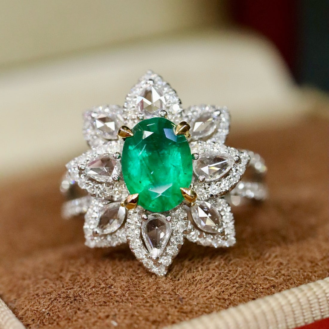 14k Gold 1.86 Ctw Vivid Green Natural Emerald & Diamond Ring: Ref:231044349 // gold content:14k gold // ring size:7. 25us // // main gemstone:emerald // shape:oval // carat weight:1. 06ct // color:vivid green // treatment:natural // // adjacent gemstone 2 : diam
