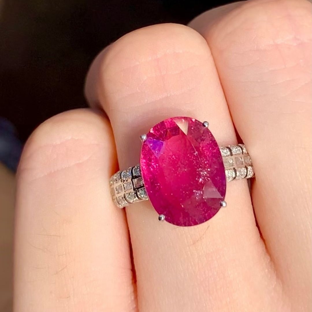 14k Gold 4.6 Ct Natural Tourmaline & Diamond Ring: Ref:231044386 // gold content:14k gold // ring size:7. 25us // // main gemstone:tourmaline // shape:oval // carat weight:4. 6ct // color:red // treatment:natural // // adjacent gemstone 2 : diamond