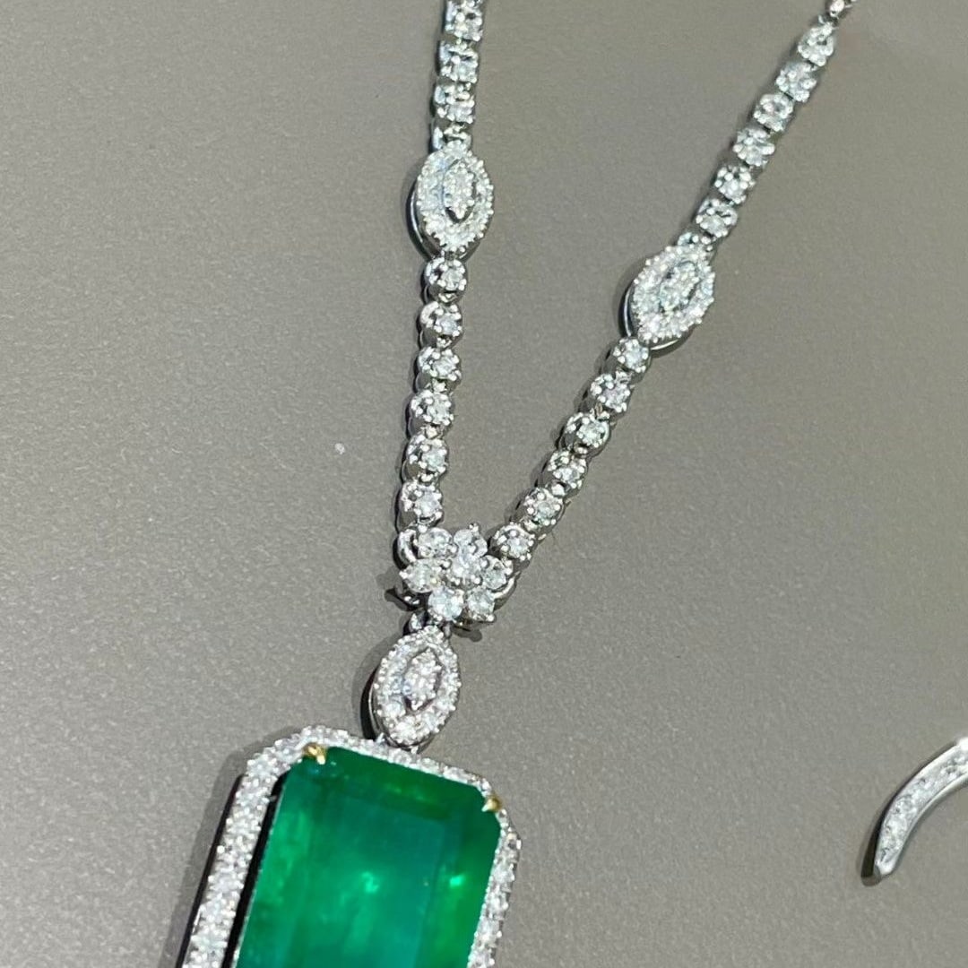 14k Gold 4.5 Ct Natural Emerald & Diamond Necklace: Ref:231044398 // gold content:14k gold // main gemstone:emerald // shape:octagonal // carat weight:4. 5ct // color:green // treatment:natural // // adjacent gemstone 2 : diamond // shape:round //