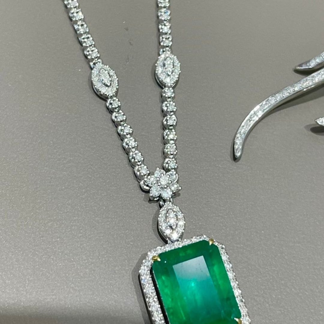14k Gold 4.5 Ct Natural Emerald & Diamond Necklace - 2