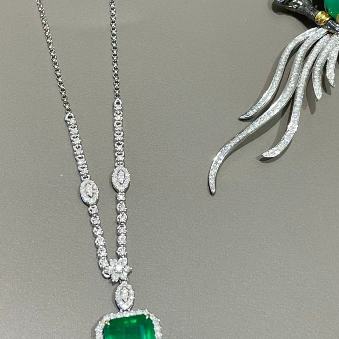 14k Gold 4.5 Ct Natural Emerald & Diamond Necklace - 4