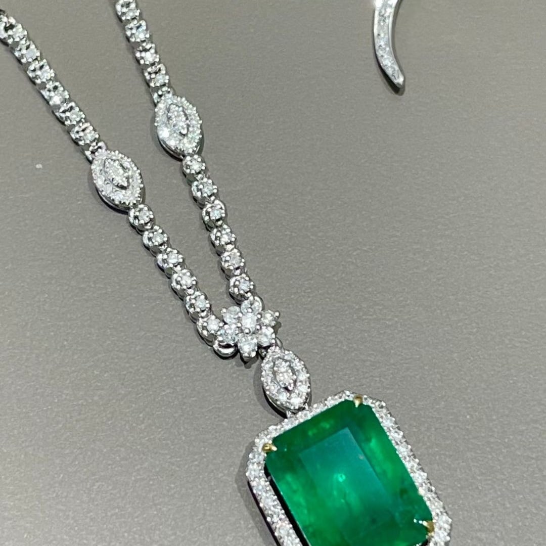 14k Gold 4.5 Ct Natural Emerald & Diamond Necklace - 6