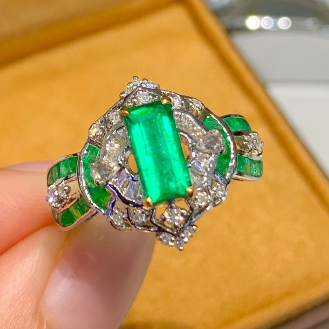 14k Gold 0.82 Ct Natural Emerald & Diamond Ring: Ref:231044400 // gold content:14k gold // ring size:7. 25us // // main gemstone:emerald // shape:octagonal // carat weight:0. 82ct // color:green // treatment:natural // // adjacent gemstone 2 :