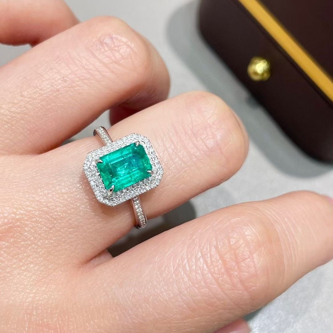14k Gold 1.5 Ct Natural Emerald & Diamond Ring - 4