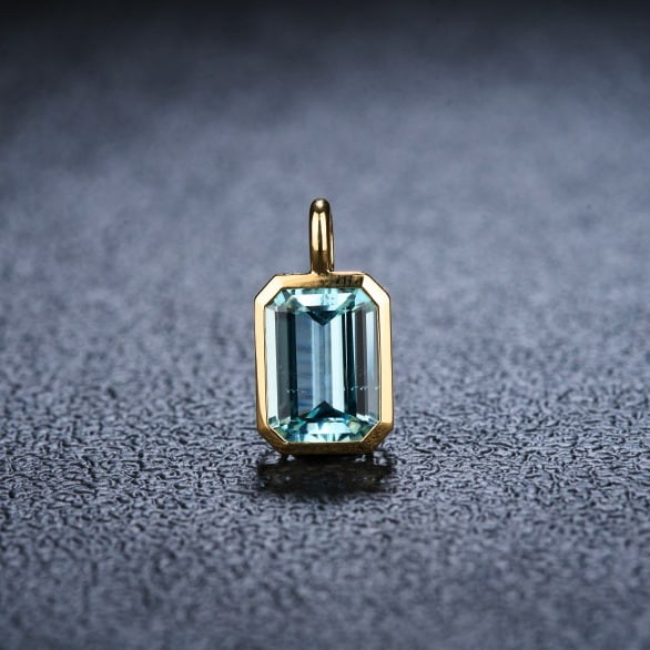 14k Gold 2.69 Ct Natural Aquamarine Pendant( Without Chain ): Ref:231044417 // gold content:14k gold // main gemstone:aquamarine // shape:octagonal // carat weight:2. 69ct // color:santa maria color // treatment:natural // Condition: New Low Estimate: 2100.00