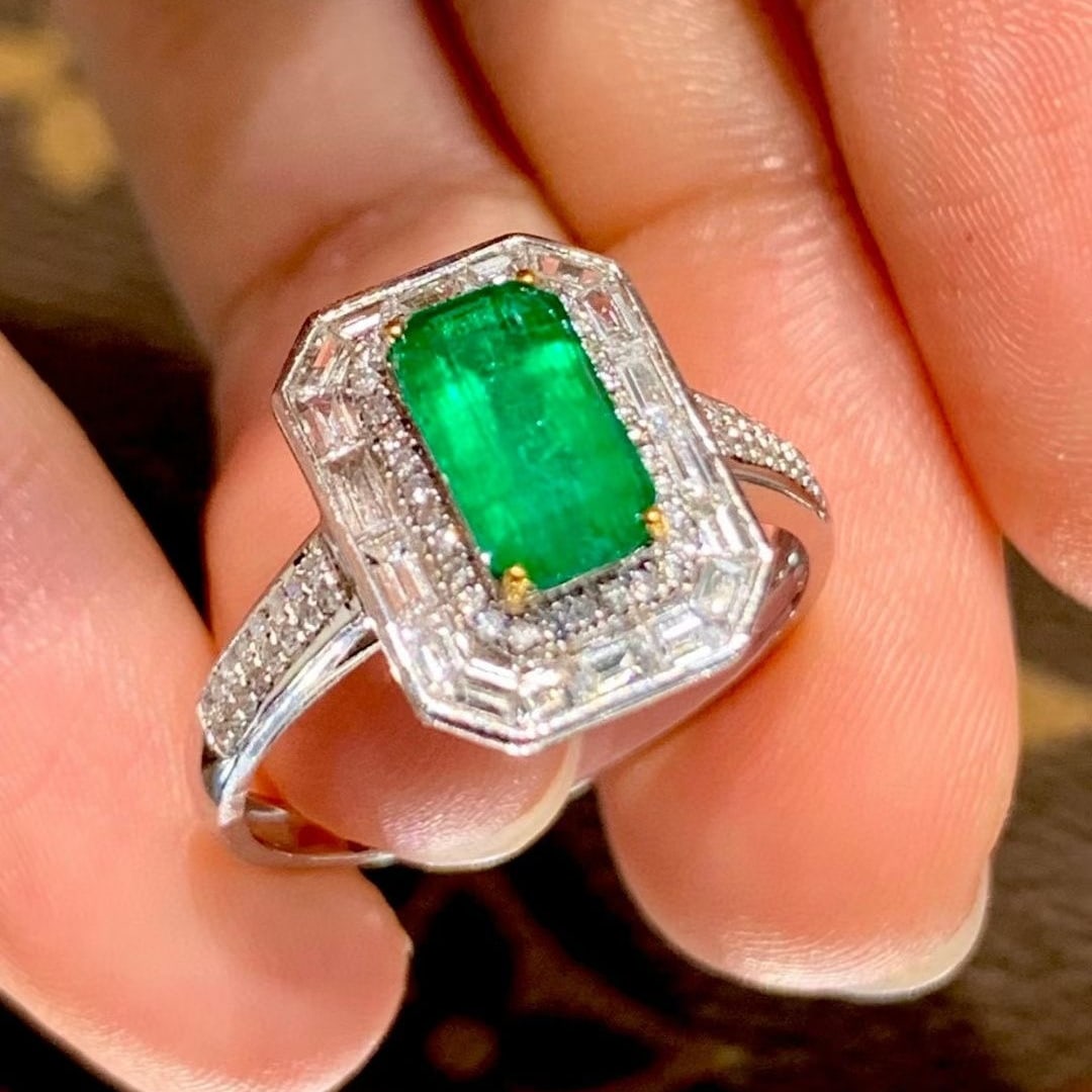 14k Gold 0.9 Ct Vivid Green Natural Emerald & Diamond Ring - 4