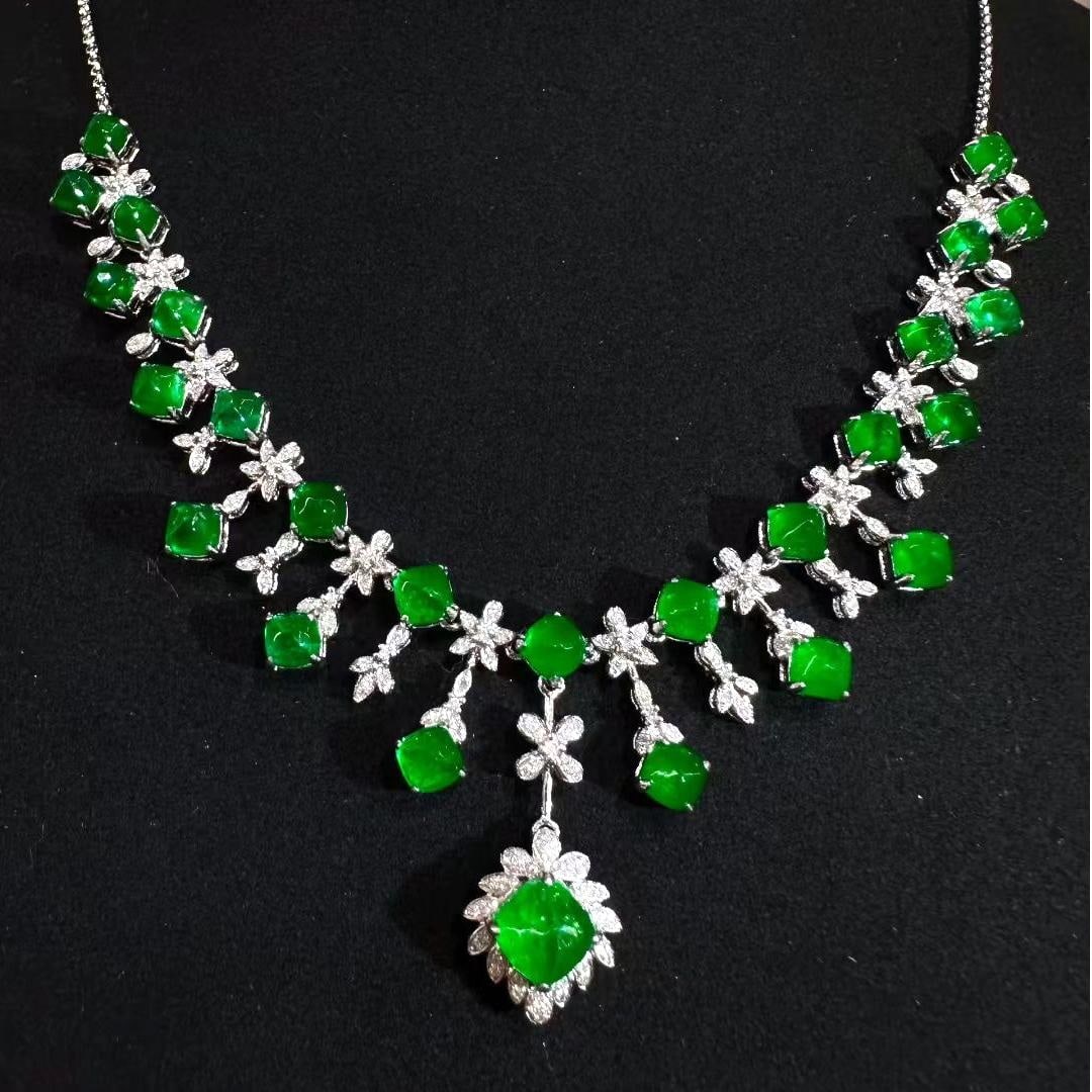 14k Gold 11.08 Ctw Vivid Green Natural Emerald & Diamond Necklace: Ref:231045002 // gold content:14k gold // main gemstone:emerald // shape:sugar-loaf // carat weight:10. 56ct // color:vivid green // treatment:natural // // adjacent gemstone 2 : diamond //
