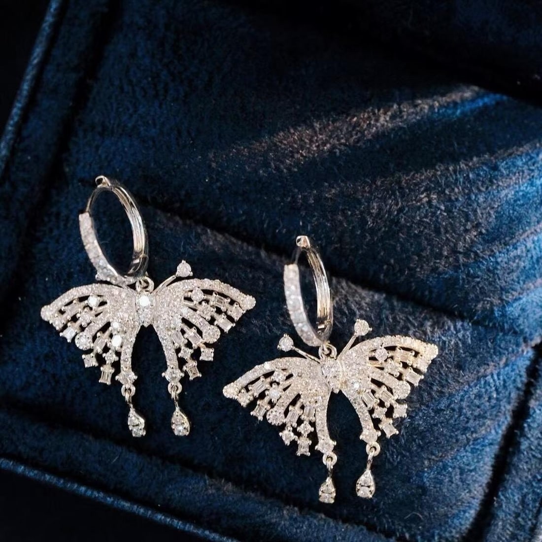14k Gold 1.36 Ct Natural H Diamond Earrings: Ref:231045010 // gold content:14k gold // main gemstone:diamond // shape:round // carat weight:1. 36ct // clarity grade:vs-si // color:h // treatment:natural // cut grade:g // High Estimate: 5300 Low