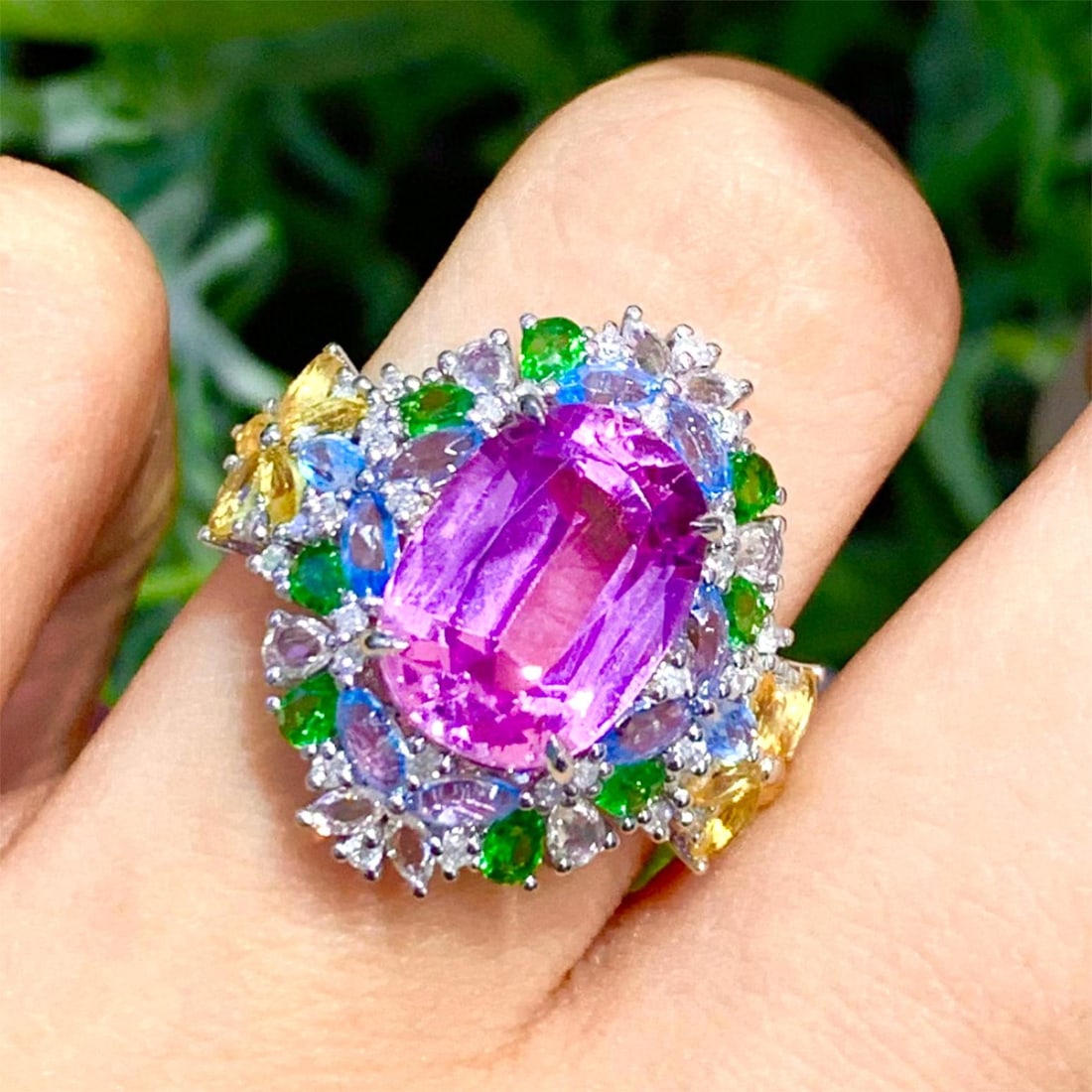 14k Gold 5.6 Ct Natural Kunzite & Diamond Ring: Ref:231045018 // gold content:14k gold // ring size:7. 25us // // main gemstone:kunzite // shape:oval // carat weight:5. 6ct // color:purple // treatment:natural // // adjacent gemstone 2 : diamond