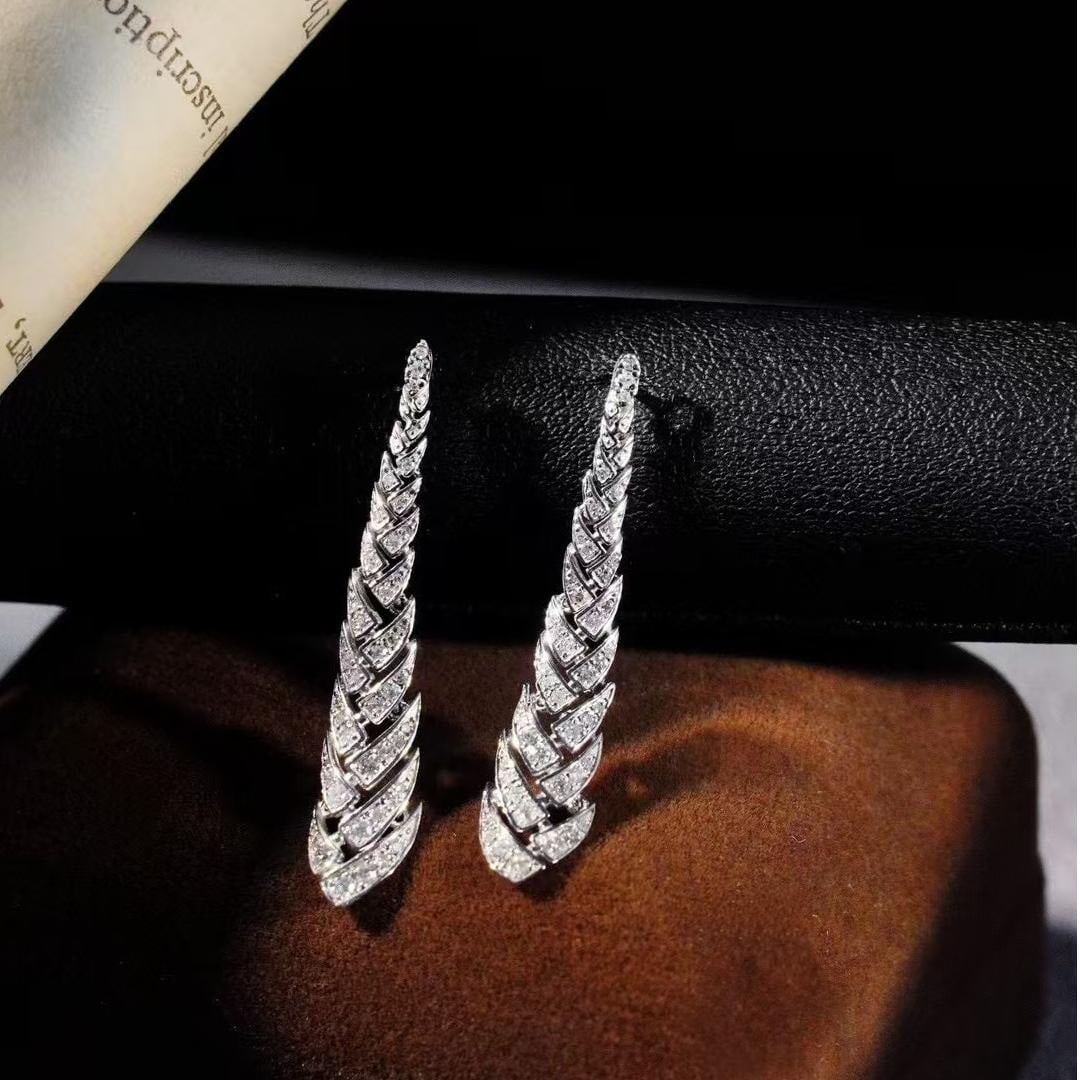 14k Gold 0.68 Ct Natural H Diamond Earrings: Ref:231045031 // gold content:14k gold // main gemstone:diamond // shape:round // carat weight:0. 68ct // clarity grade:vs-si // color:h // treatment:natural // cut grade:g // Low Estimate: 2600 High 