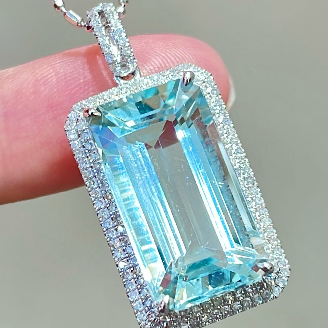 14k Gold 9.72 Ct Natural Aquamarine & Diamond Pendant( Without Chain ): Ref:231045045 // gold content:14k gold // main gemstone:aquamarine // shape:octagonal // carat weight:9. 72ct // color:blue // treatment:natural // // adjacent gemstone 2 : diamond // shape:round //