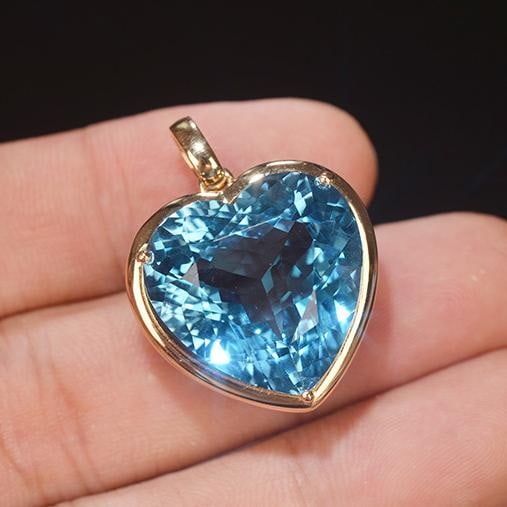14k Gold 30.8 Ct Natural Topaz Pendant( Without Chain ): Ref:231045067 // gold content:14k gold // main gemstone:topaz // shape:heart // carat weight:30. 8ct // color:blue // treatment:natural // High Estimate: 4300 Condition: New Low Estimate: 2900