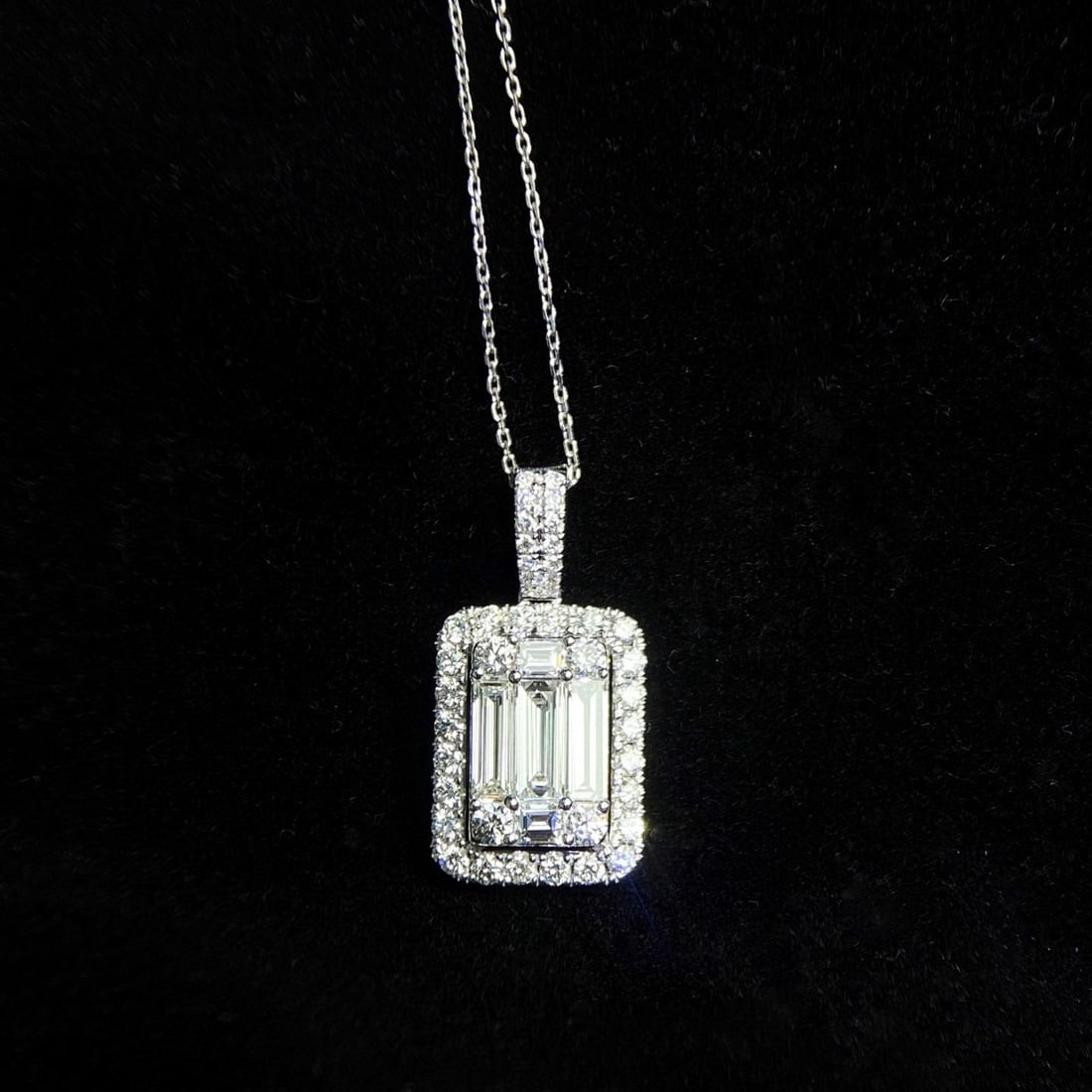 14k Gold 2.10 Ctw Natural H Diamond Necklace: Ref:231045068 // gold content:14k gold // main gemstone:diamond // shape:baguette // carat weight:1. 20ct // clarity grade:vs-si // color:h // treatment:natural // // adjacent gemstone 2 : diamond //