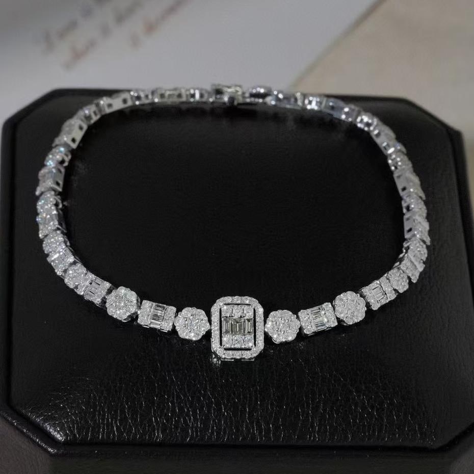 14k Gold 3.2 Ct Natural H Diamond Bracelet: Ref:231045069 // gold content:14k gold // main gemstone:diamond // shape:multiply // carat weight:3. 2ct // clarity grade:vs-si // color:h // treatment:natural // Condition: New Low Estimate: 9500