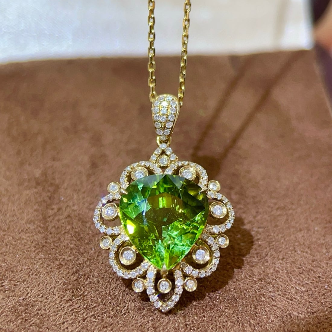 14k Gold 5.07 Ctw Natural Tourmaline & Diamond Pendant( Without Chain ): Ref:231045123 // gold content:14k gold // main gemstone:tourmaline // shape:pear // carat weight:4. 78ct // color:green // treatment:natural // // adjacent gemstone 2 : diamond // shape:round //