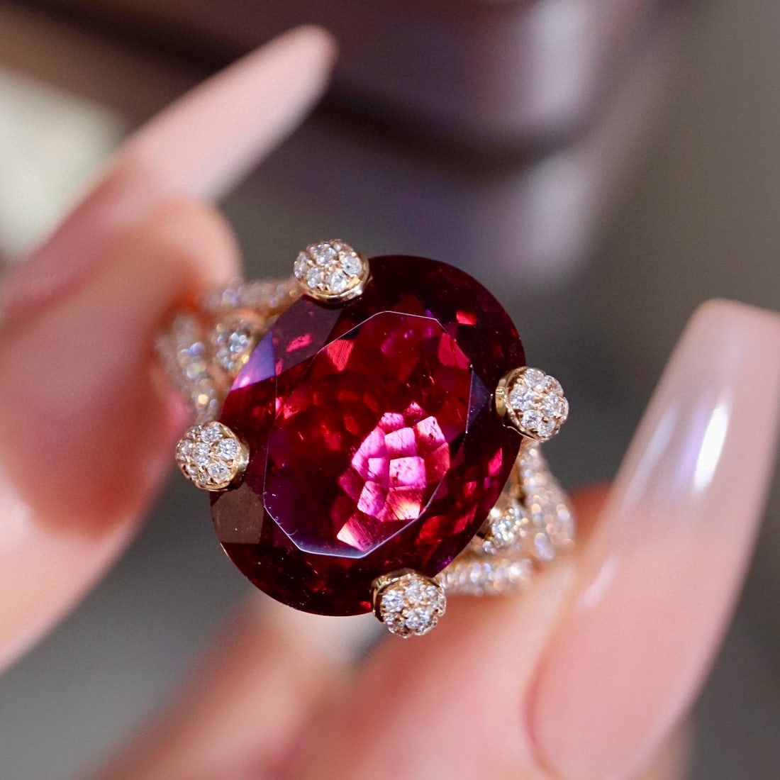 14k Gold 14.71 Ctw Natural Tourmaline & Diamond Ring: Ref:231045128 // gold content:14k gold // ring size:7. 25us // // main gemstone:tourmaline // shape:oval // carat weight:13. 7ct // color:red // treatment:natural // // adjacent gemstone 2 : diamond /