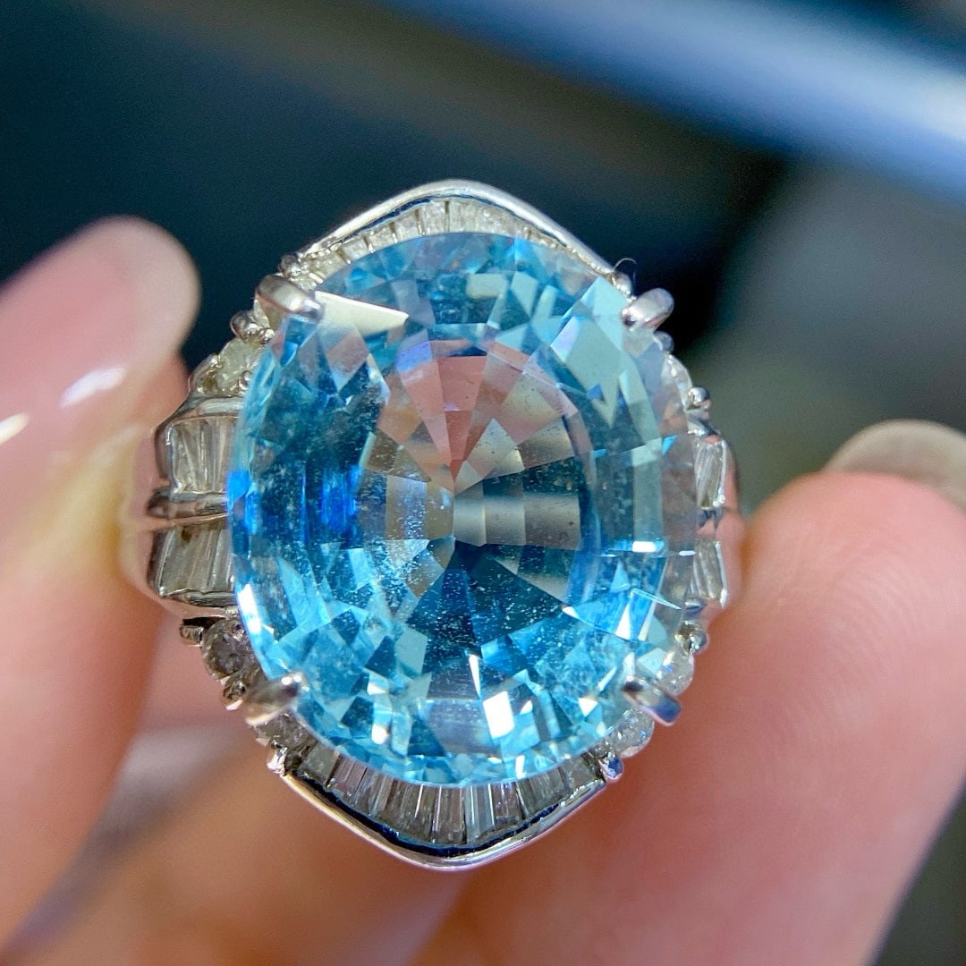 14k Gold 13.28 Ctw Natural Aquamarine & Diamond Ring: Ref:231045129 // gold content:14k gold // ring size:7. 25us // // main gemstone:aquamarine // shape:oval // carat weight:12. 48ct // color:blue // treatment:natural // // adjacent gemstone 2 :