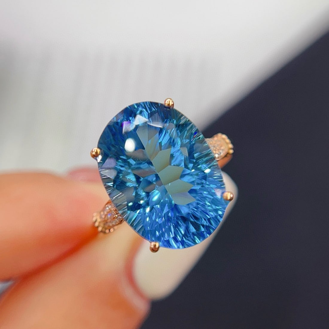 14k Gold 10.75 Ct Natural Topaz & Diamond Ring: Ref:231045171 // gold content:14k gold // ring size:7. 25us // // main gemstone:topaz // shape:oval // carat weight:10. 75ct // color:blue // treatment:natural // // adjacent gemstone 2 : diamond //
