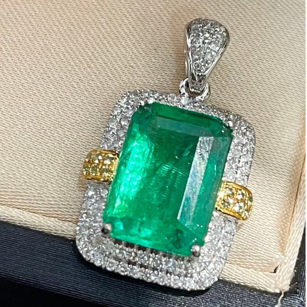 14k Gold 2.45 Ct Natural Emerald & Diamond Pendant( Without Chain ): Ref:231045174 // gold content:14k gold // main gemstone:emerald // shape:octagonal // carat weight:2. 45ct // color:green // treatment:natural // // adjacent gemstone 2 : diamond // shape:round //