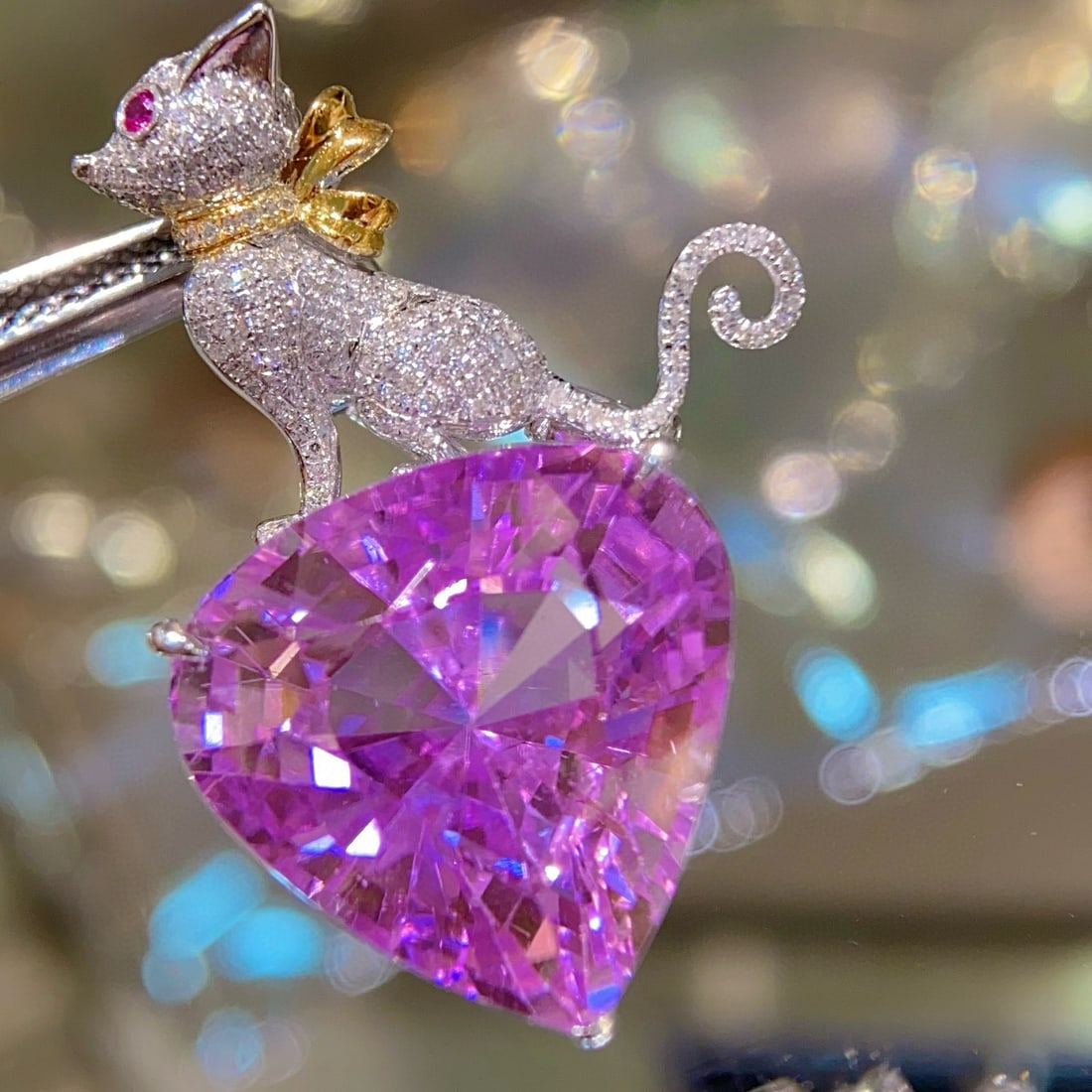 14k Gold 32.8 Ct Natural Kunzite & Diamond Brooch/pendant( Without Chain ): Ref:231045186 // gold content:14k gold // main gemstone:kunzite // shape:pear // carat weight:32. 8ct // color:purple // treatment:natural // // adjacent gemstone 2 : diamond // shape:round //