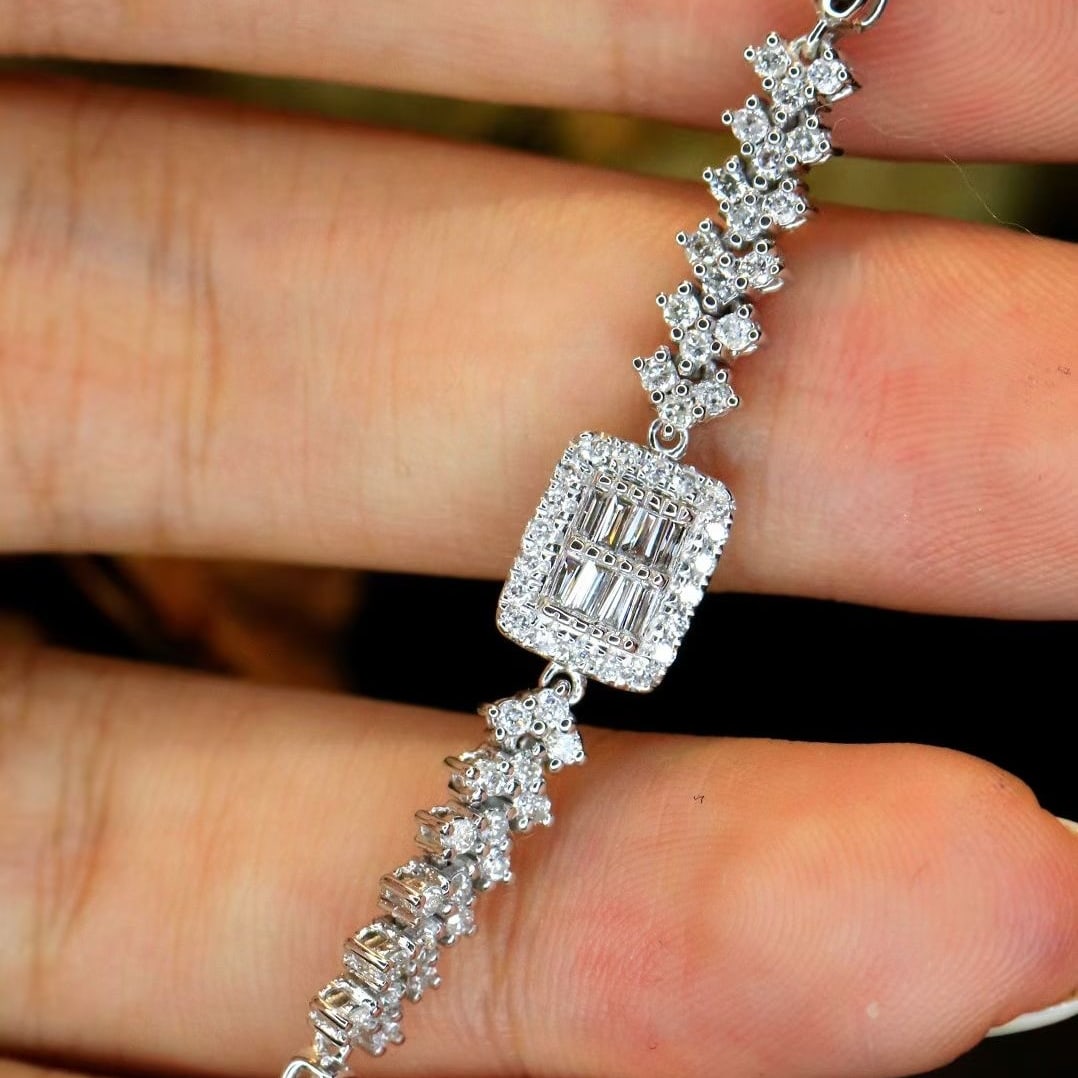 14k Gold 0.6 Ct Natural H Diamond Bracelet: Ref:231045191 // gold content:14k gold // main gemstone:diamond // shape:multiply // carat weight:0. 6ct // clarity grade:vs-si // color:h // treatment:natural // Low Estimate: 3700 Condition: New