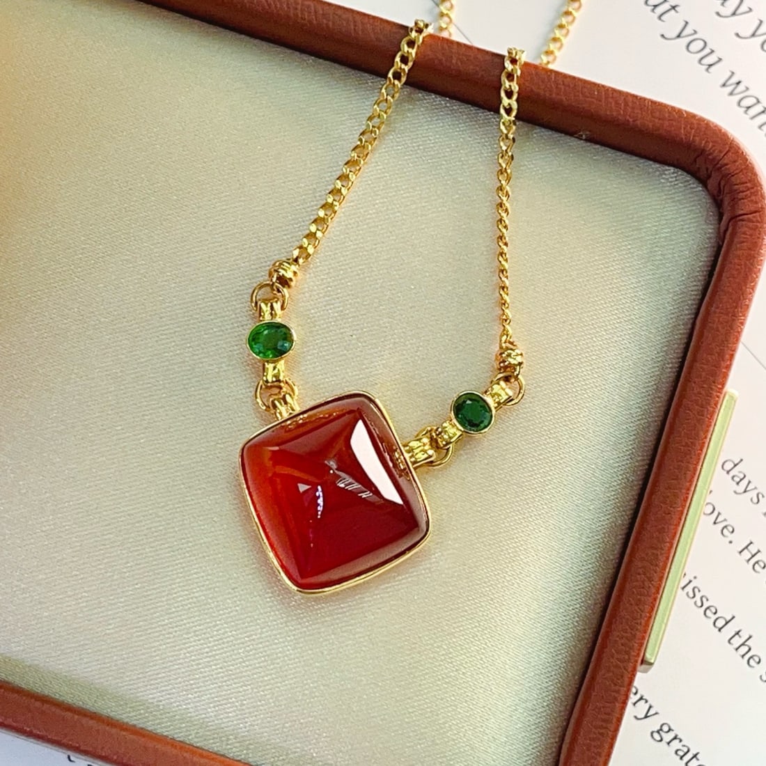 14k Gold 30.52 Ct Natural Spessartine & Tsavorite Necklace: Ref:231045203 // gold content:14k gold // main gemstone:spessartine // shape:sugar-loaf // carat weight:30. 52ct // color:orange // treatment:natural // // adjacent gemstone 2 : tsavorite // number