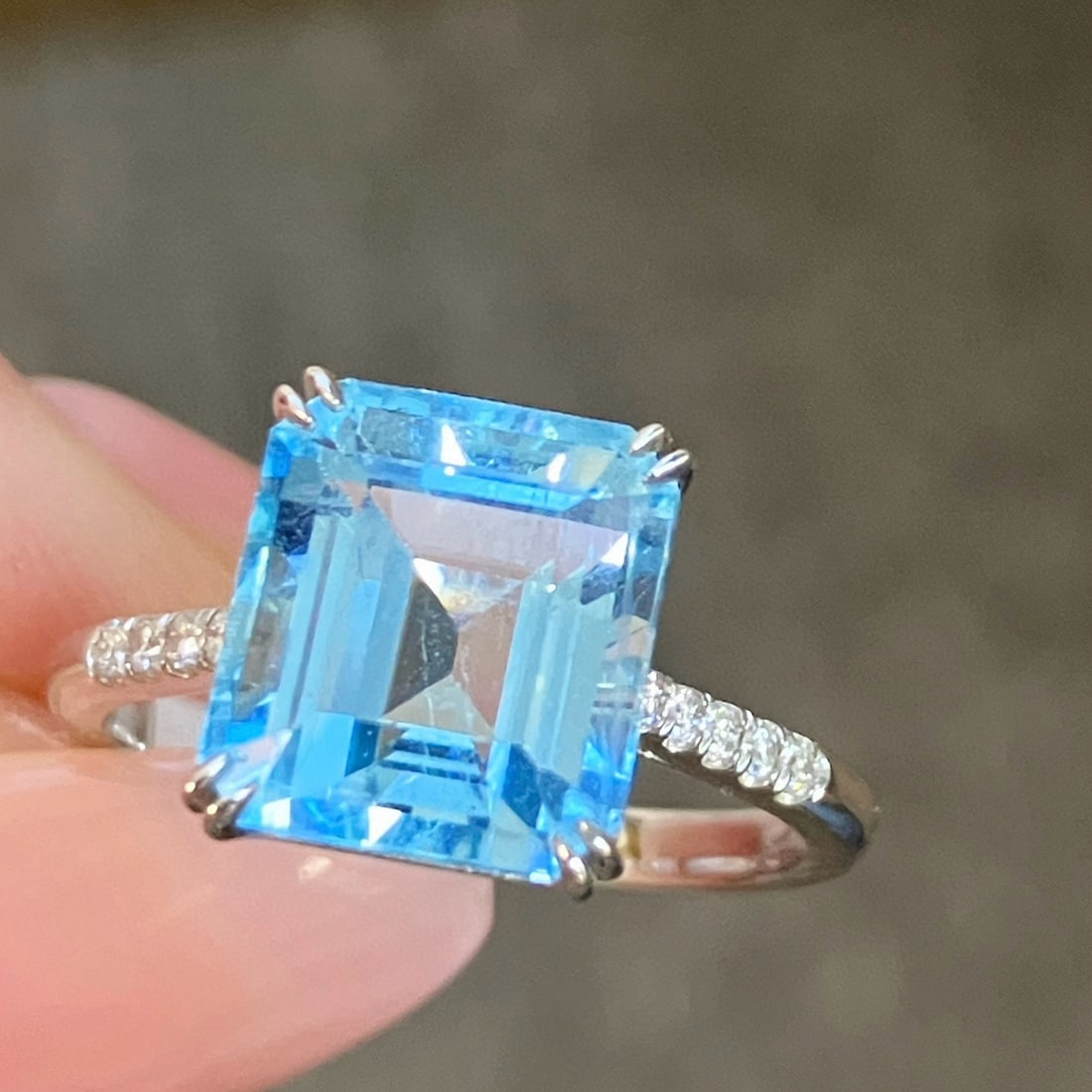 14k Gold 4.05 Ctw Natural Aquamarine & Diamond Ring: Ref:231045204 // gold content:14k gold // ring size:7. 25us // // main gemstone:aquamarine // shape:asscher // carat weight:3. 95ct // color:blue // treatment:natural // // adjacent gemstone 2 :