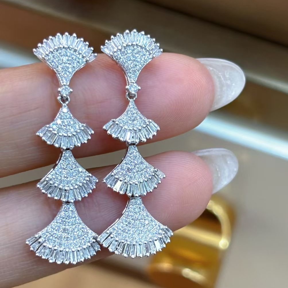 14k Gold 1.3 Ct Natural H Diamond Earrings: Ref:231045225 // gold content:14k gold // main gemstone:diamond // shape:multiply // carat weight:1. 3ct // clarity grade:vs-si // color:h // treatment:natural // High Estimate: 4300 Condition: New Lo