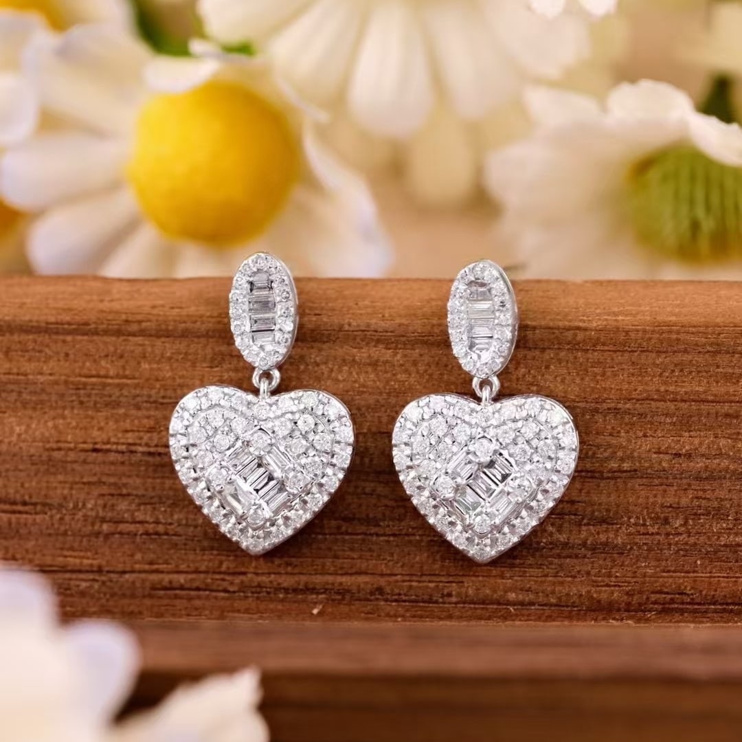 14k Gold 0.9 Ct Natural H Diamond Earrings: Ref:231045226 // gold content:14k gold // main gemstone:diamond // shape:multiply // carat weight:0. 9ct // clarity grade:vs-si // color:h // treatment:natural // High Estimate: 4300 Condition: New Lo