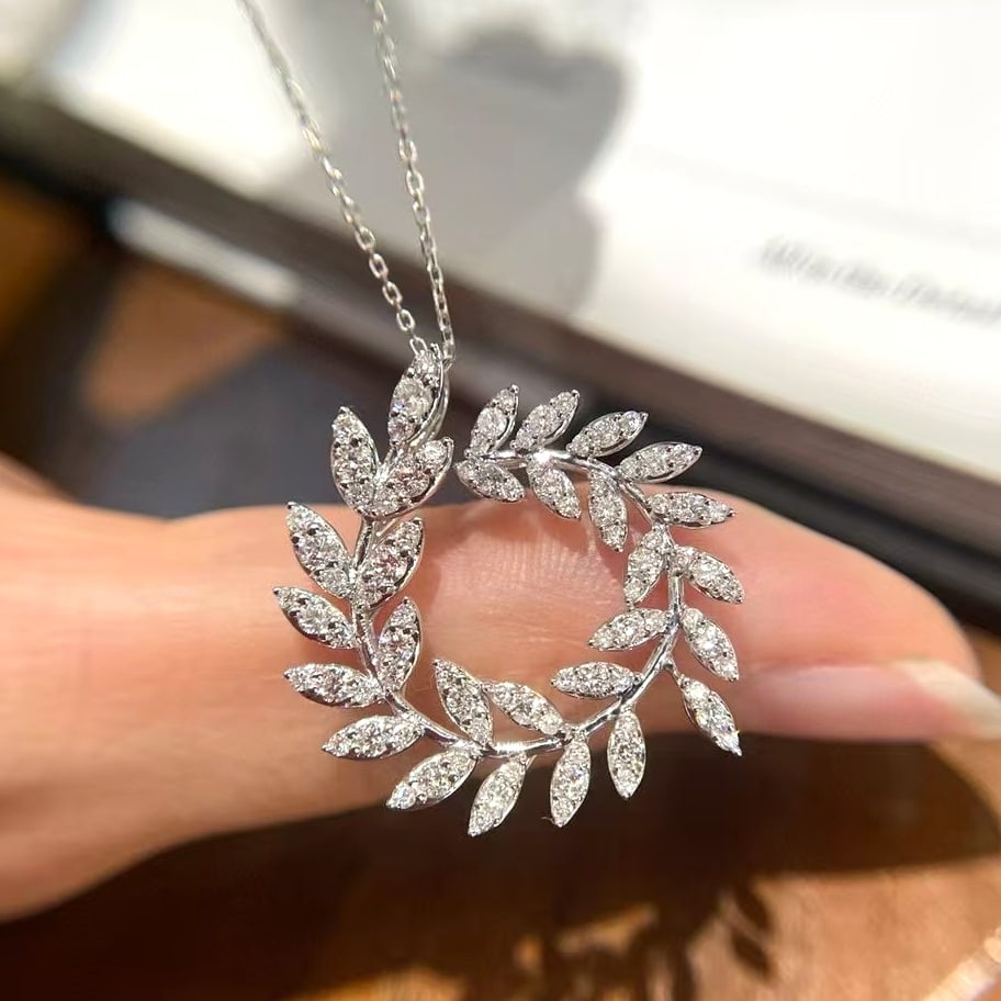 14k Gold 0.8 Ct Natural H Diamond Pendant( Without Chain ): Ref:231045229 // gold content:14k gold // main gemstone:diamond // shape:round // carat weight:0. 8ct // clarity grade:vs-si // color:h // treatment:natural // cut grade:g // Low Estimate: 3300