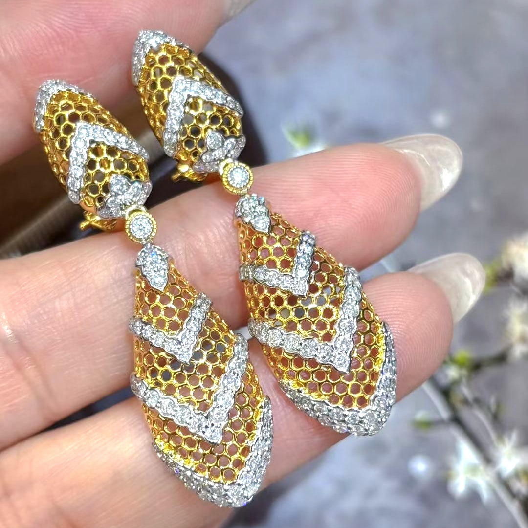 14k Gold 2 Ct Natural H Diamond & Art Deco Earrings: Ref:231045230 // gold content:14k gold // main gemstone:diamond // shape:round // carat weight:2ct // clarity grade:vs-si // color:h // treatment:natural // cut grade:g // High Estimate: 7900