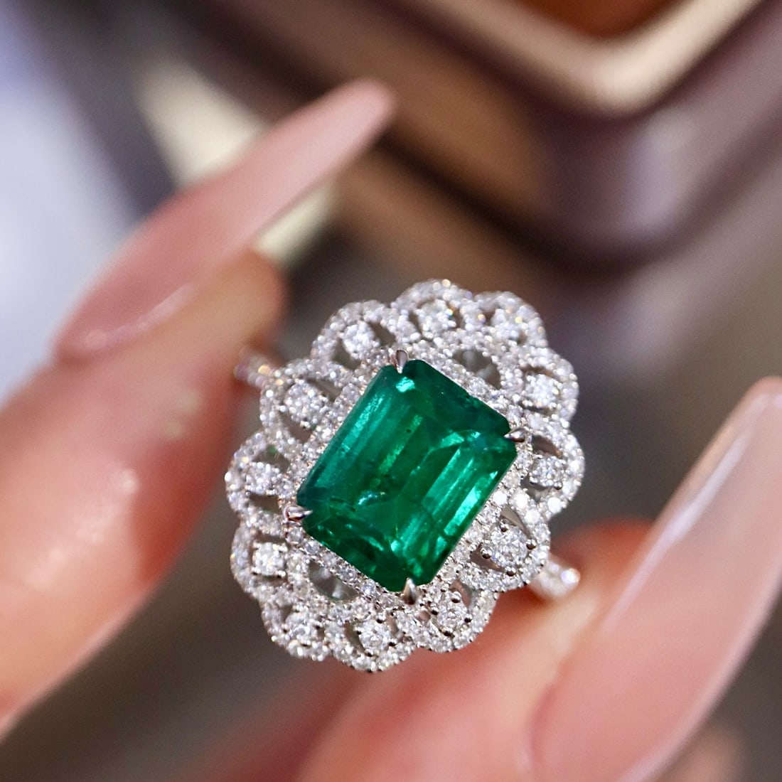 14k Gold 3.11 Ctw Vivid Green Natural Emerald & Diamond Ring: Ref:231046041 // gold content:14k gold // ring size:7. 25us // // main gemstone:emerald // shape:octagonal // carat weight:2. 60ct // color:vivid green // treatment:natural // // adjacent gemstone 2