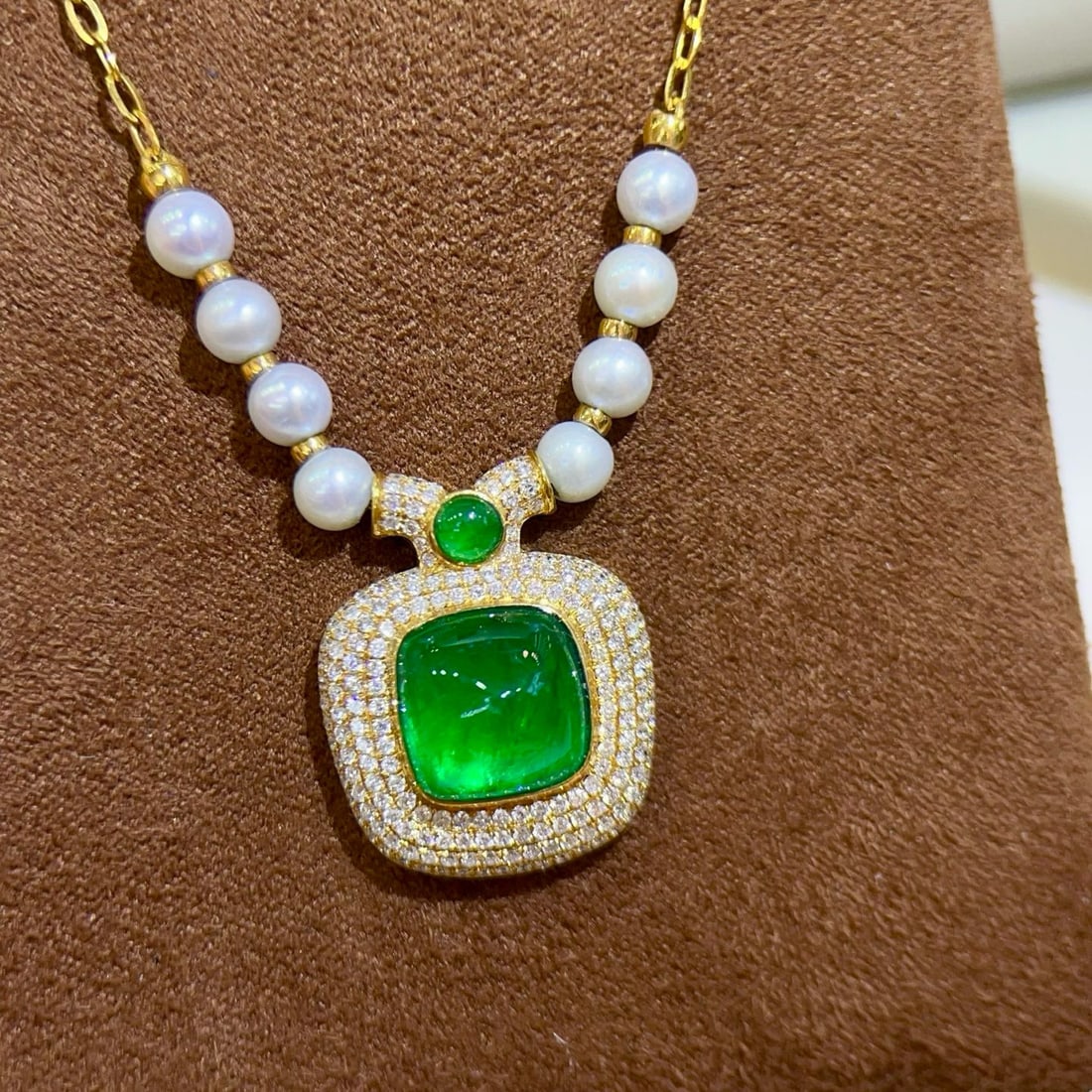 14k Gold 4.90 Ctw Vivid Green Natural Emerald & Diamond Necklace: Ref:231046042 // gold content:14k gold // main gemstone:emerald // shape:suger-loaf // carat weight:4. 23ct // color:vivid green // treatment:natural // // adjacent gemstone 2 : diamond //