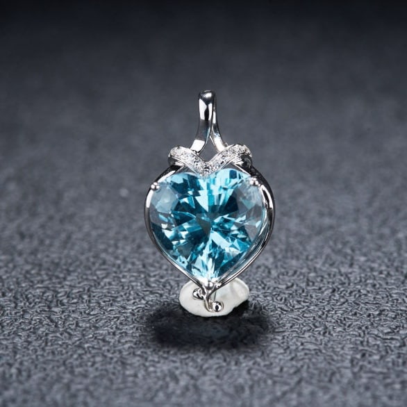 14k Gold 3.76 Ct Natural Aquamarine & Diamond Pendant( Without Chain ): Ref:231046076 // gold content:14k gold // main gemstone:aquamarine // shape:heart // carat weight:3. 76ct // color:santa maria color // treatment:natural // // adjacent gemstone 2 : diamond //