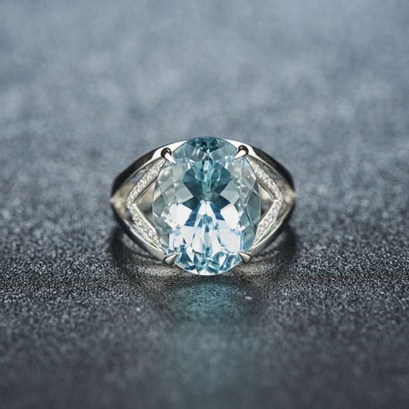 14k Gold 6.95 Ct Natural Aquamarine & Diamond Ring: Ref:231046077 // gold content:14k gold // ring size:7. 25us // // main gemstone:aquamarine // shape:oval // carat weight:6. 95ct // color:blue // treatment:natural // // adjacent gemstone 2 : diamond