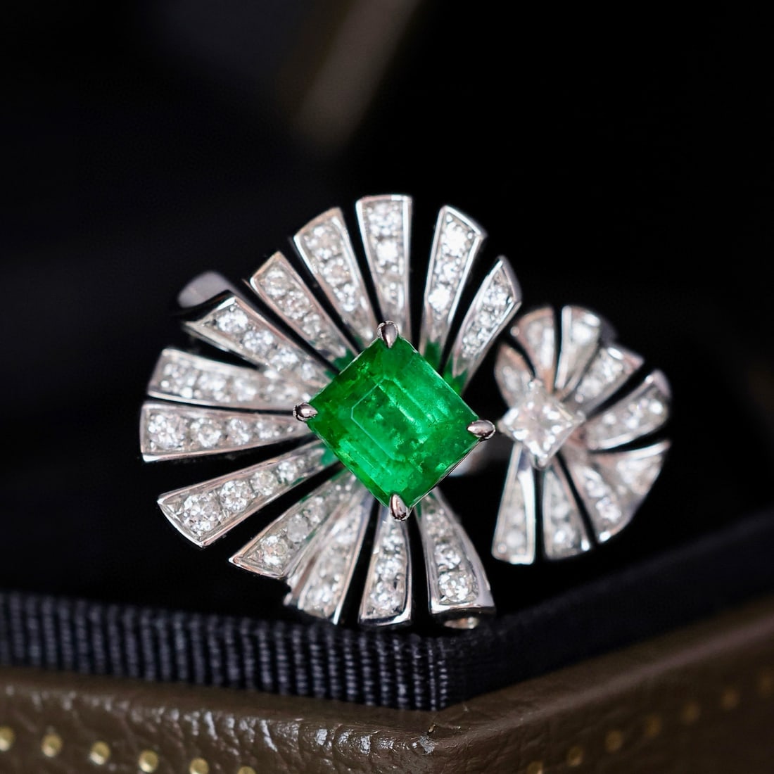14k Gold 1.54 Ctw Vivid Green Natural Emerald & Diamond Ring - 3