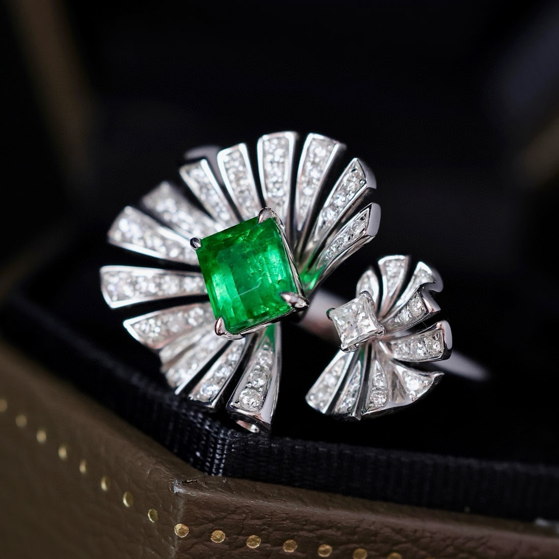14k Gold 1.54 Ctw Vivid Green Natural Emerald & Diamond Ring - 4