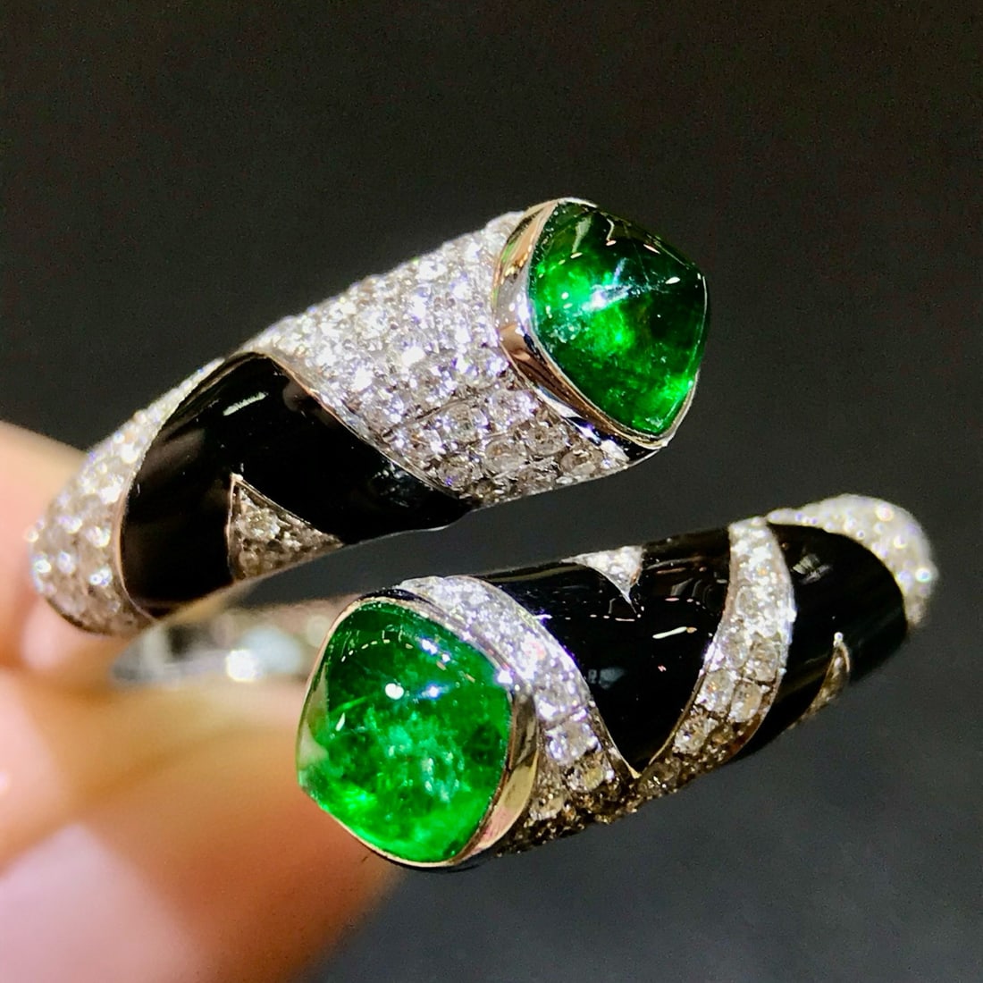 14k Gold 1.30 Ctw Vivid Green Natural Emerald & Diamond Ring: Ref:231046096 // gold content:14k gold // ring size:7. 25us // // main gemstone:emerald // shape:suger-loaf // carat weight:1. 0ct // color:vivid green // treatment:natural // // adjacent gemstone 2