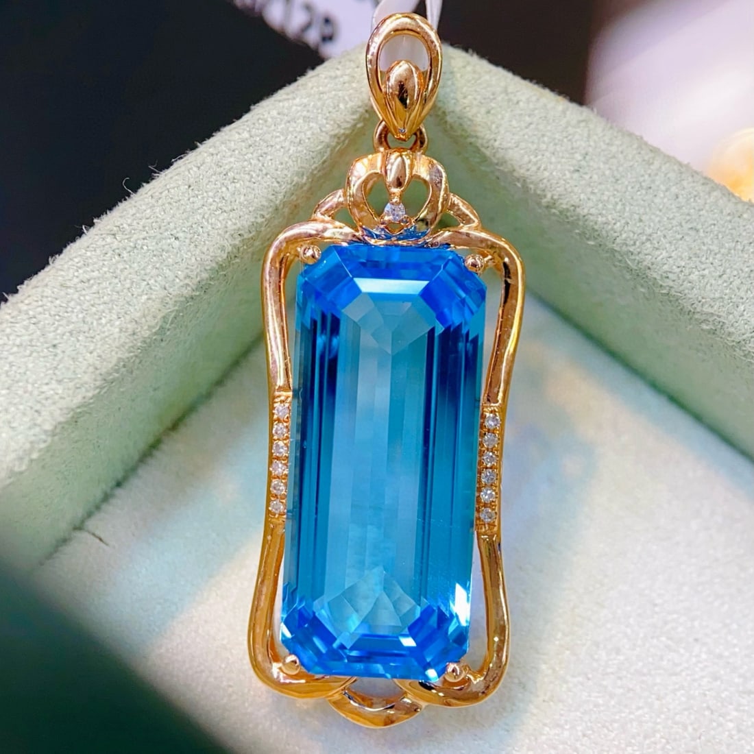 14k Gold 11.78 Ctw Natural Topaz & Diamond Pendant( Without Chain ): Ref:231046112 // gold content:14k gold // main gemstone:topaz // shape:octagonal // carat weight:11. 75ct // color:blue // treatment:natural // // adjacent gemstone 2 : diamond // number of stones:12