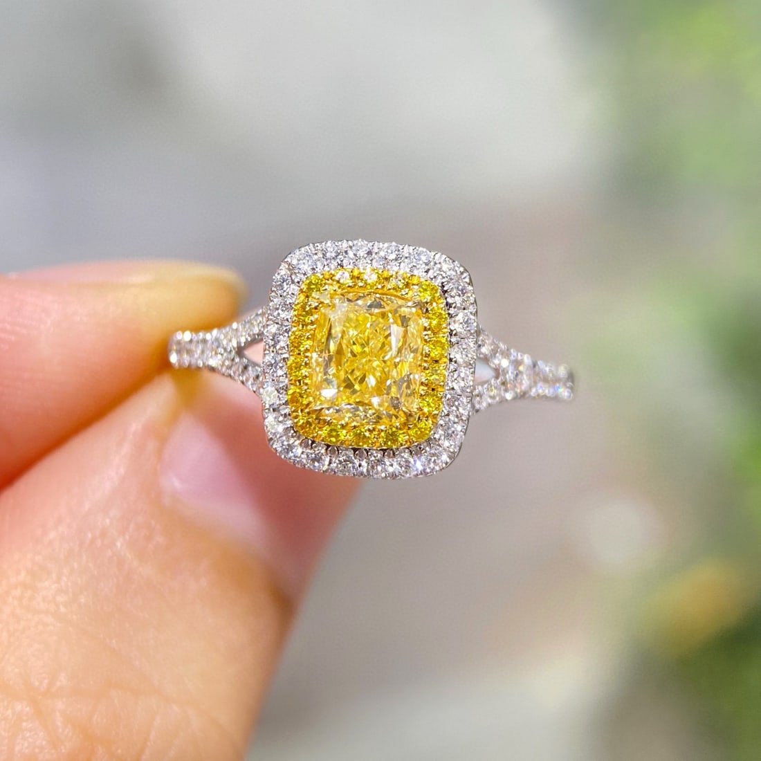 14k Gold 1.41 Ctw Natural Yellow Diamond & Diamond Ring: Ref:231046120 // gold content:14k gold // ring size:7. 25us // // main gemstone:yellow diamond // shape:cushion // carat weight:1. 00ct // color:yellow // treatment:natural // // adjacent gemstone 2