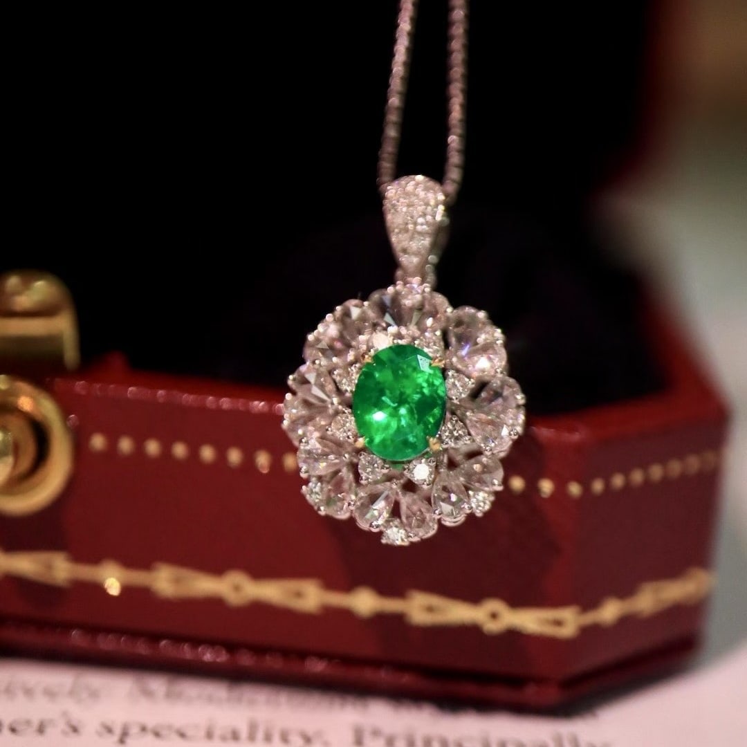 14k Gold 0.77 Ctw Vivid Green Natural Emerald & Diamond Pendant( Without Chain ): Ref:231046147 // gold content:14k gold // main gemstone:emerald // shape:oval // carat weight:0. 36ct // color:vivid green // treatment:natural // // adjacent gemstone 2 : diamond // shape:multiply