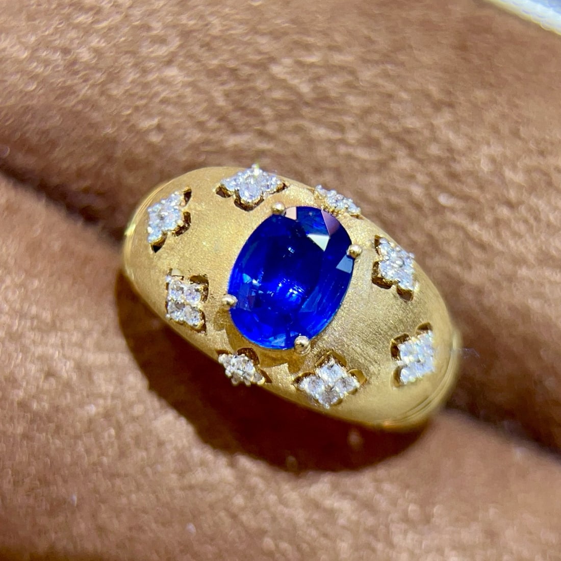 14k Gold 1.42 Ctw Vivid Blue Natural Sapphire & Diamond Ring: Ref:231046160 // gold content:14k gold // ring size:7. 25us // // main gemstone:sapphire // shape:oval // carat weight:1. 27ct // color:vivid blue // treatment:natural // // adjacent gemstone 2 :