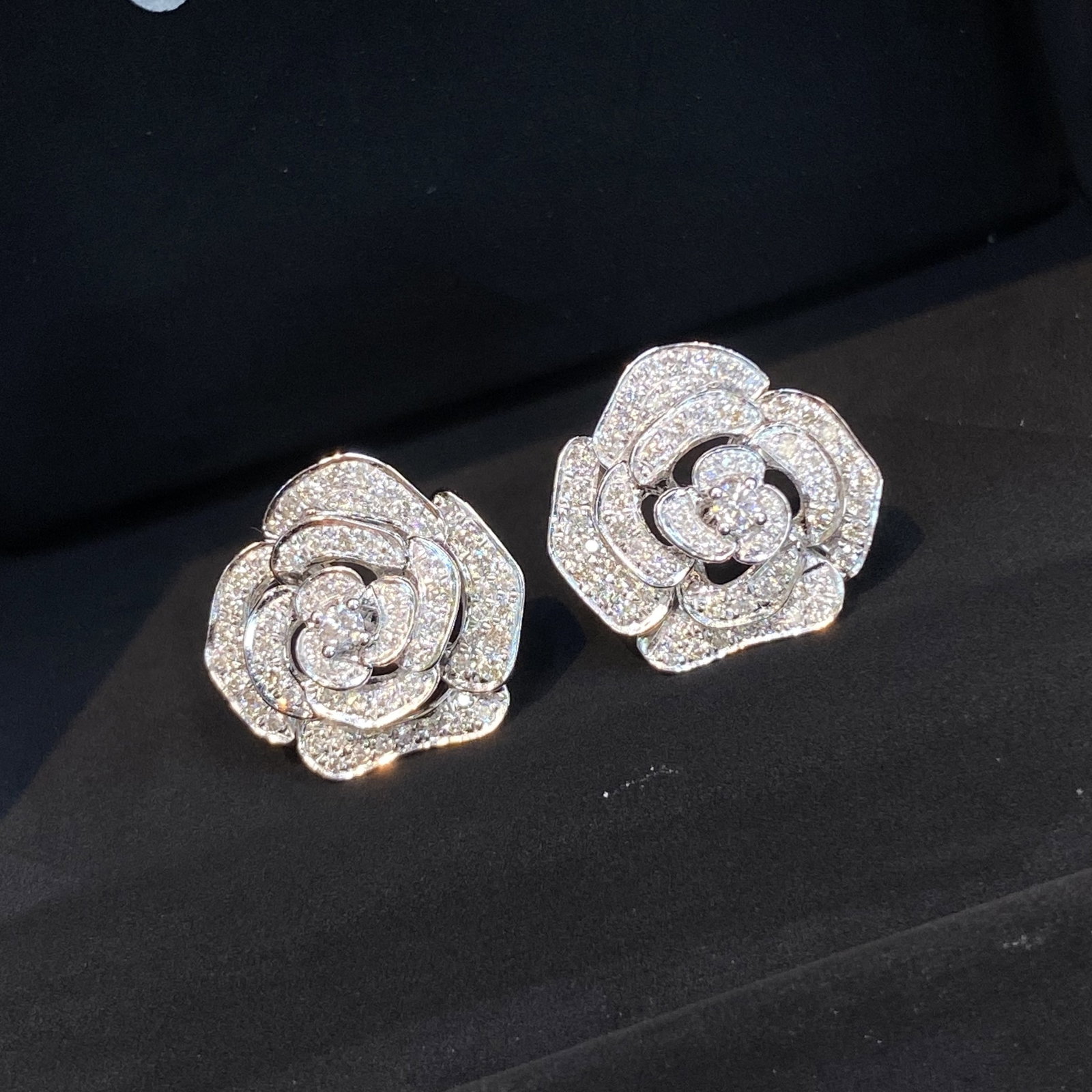 14k Gold 1 Ct Natural H Diamond & Flowers Earrings: Ref:231046175 // gold content:14k gold // main gemstone:diamond // shape:round // carat weight:1ct // clarity grade:vs-si // color:h // treatment:natural // cut grade:g // High Estimate: 5300 Low Esti