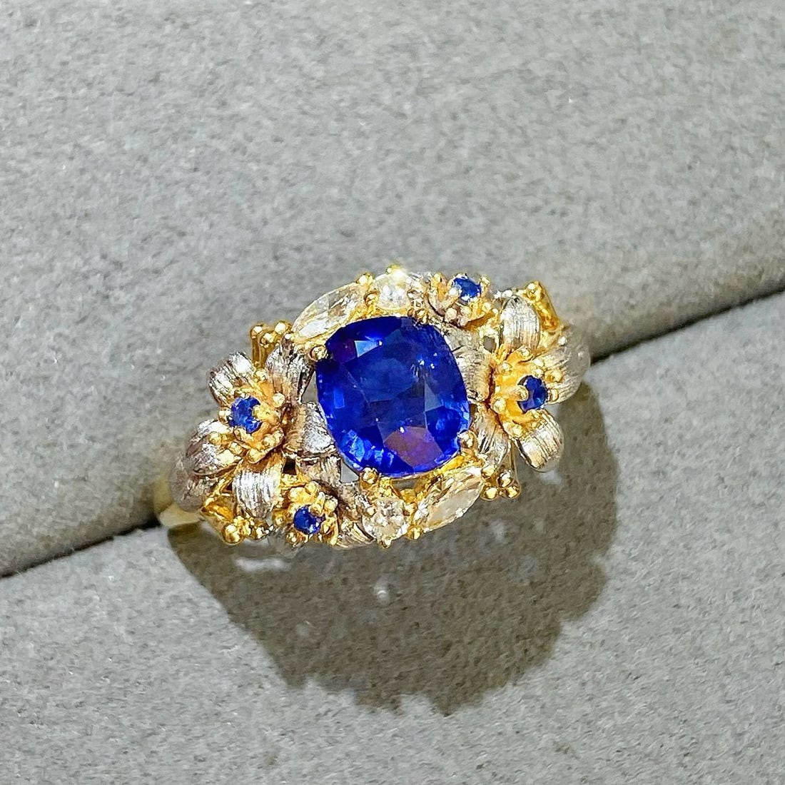 14k Gold 1.34 Ctw Vivid Blue Natural Sapphire & Diamond Ring: Ref:231046197 // gold content:14k gold // ring size:7. 25us // // main gemstone:sapphire // shape:oval // carat weight:1. 12ct // color:vivid blue // treatment:natural // // adjacent gemstone 2 :