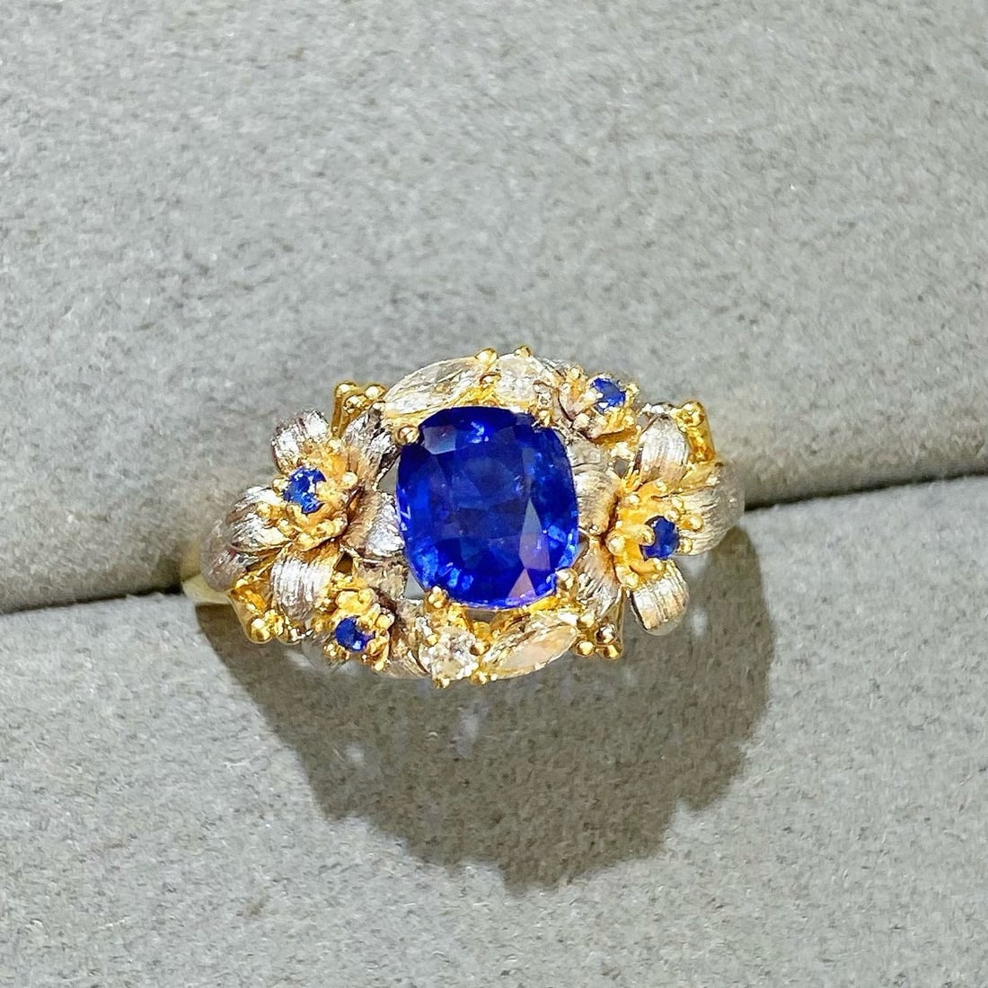 14k Gold 1.34 Ctw Vivid Blue Natural Sapphire & Diamond Ring - 2